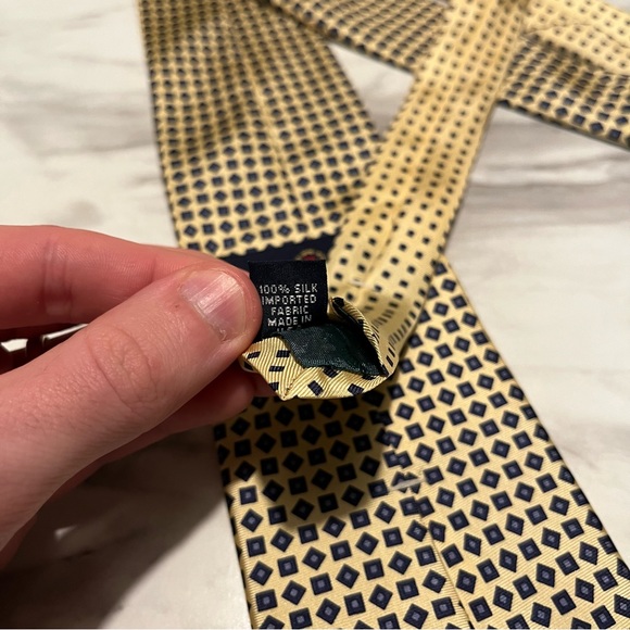 Tommy Hilfiger 100% Silk Gold Geometric Tie - Picture 3 of 6